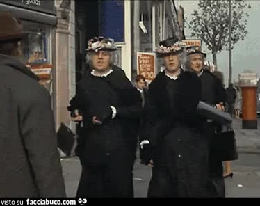ร una gang, รจ una gang, a facehole gang… associated old women